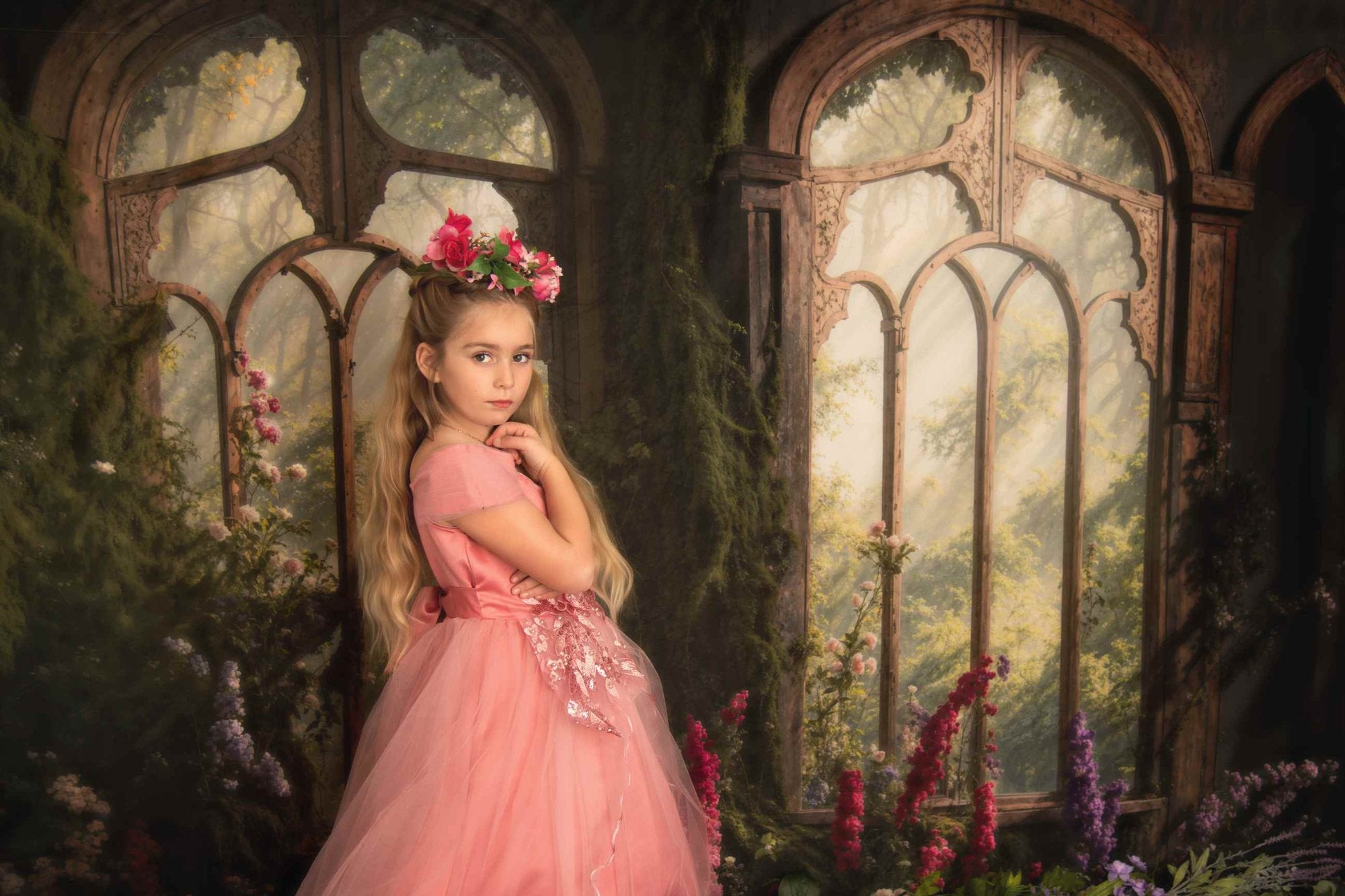 Une petite fille vêtue d'une robe rose se tient devant un fond avec des fleurs et des fenêtres