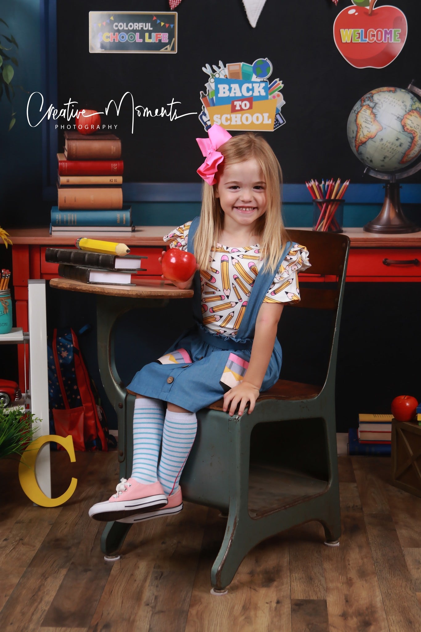 Offres Éclair-Kate Retour à l'école Livres Bureau Tableau noir Toile de fond conçue par Emetselch - Kate Backdrop FR