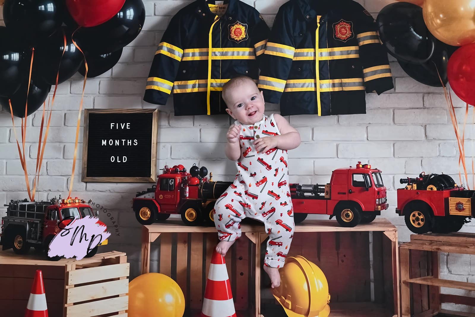 Kate Anniversaire Pompiers Voiture-jouet Uniforme Toile de fond conçue par GQ